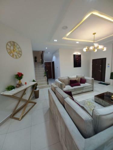 Luxury 4-bedroom Fully Detached Serviced Apartment