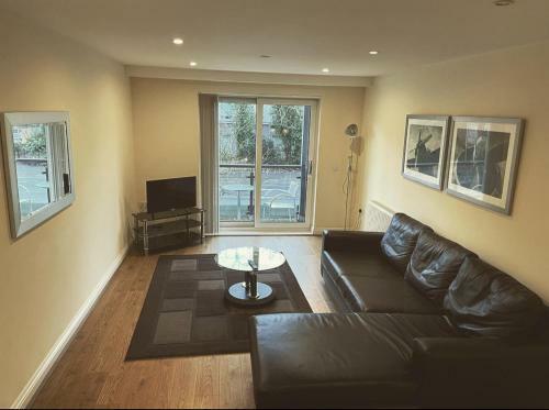 Continental Apartments -2-bed Farnborough Train St