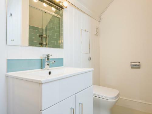 Pass The Keys 3 Bedroom Sleeps 6 Waterside House In Flushing