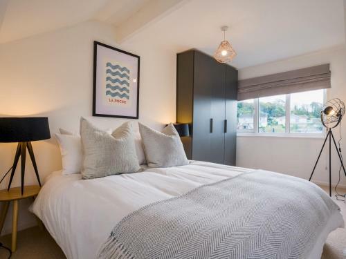 Pass The Keys 3 Bedroom Sleeps 6 Waterside House In Flushing