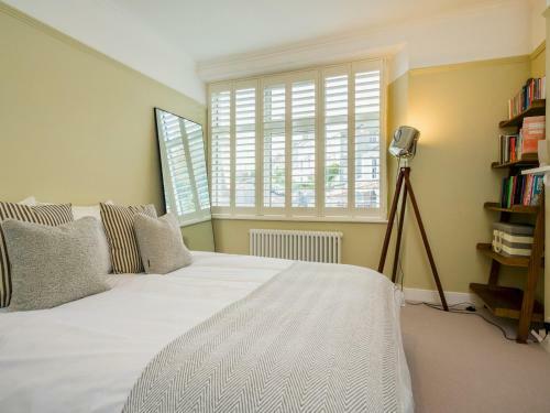 Pass The Keys 3 Bedroom Sleeps 6 Waterside House In Flushing