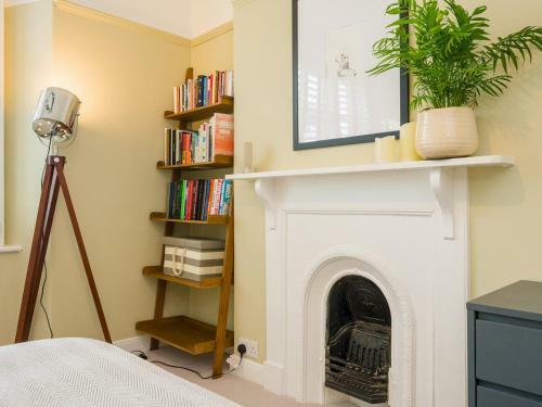 Pass The Keys 3 Bedroom Sleeps 6 Waterside House In Flushing