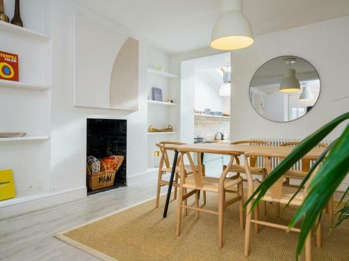 Pass The Keys 3 Bedroom Sleeps 6 Waterside House In Flushing
