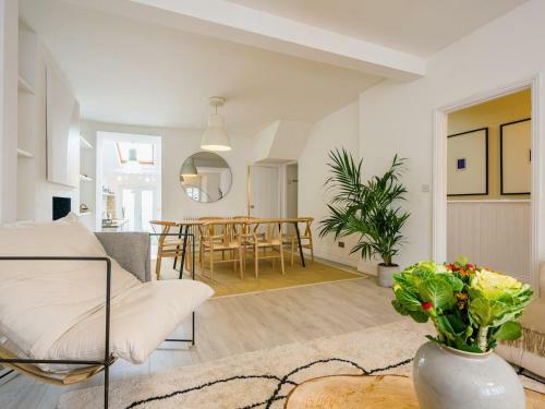 Pass The Keys 3 Bedroom Sleeps 6 Waterside House In Flushing