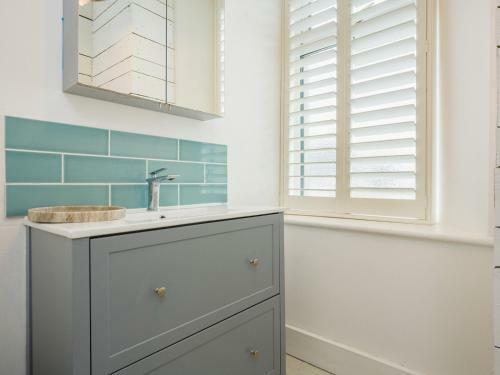 Pass The Keys 3 Bedroom Sleeps 6 Waterside House In Flushing