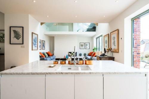 Luxury Barn Conversion With Sea And Bay Views