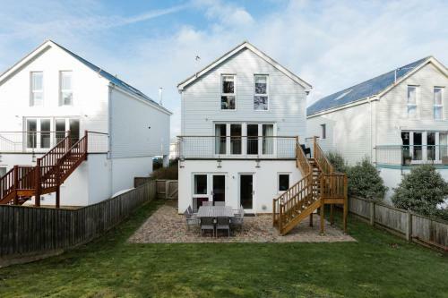 4 Bed Detached House - Freshwater