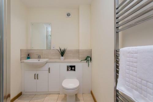 4 Bed Detached House - Freshwater