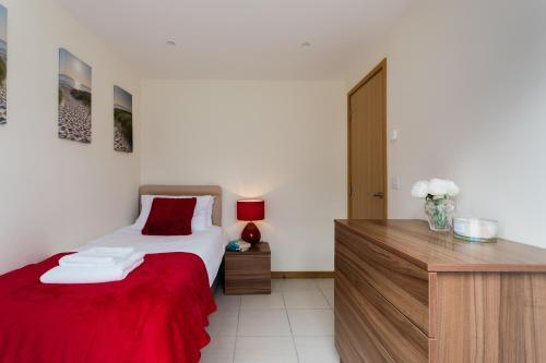 4 Bed Detached House - Freshwater