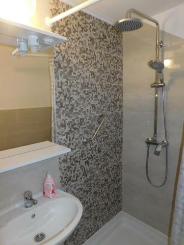 Hostal Guesthouse Sara