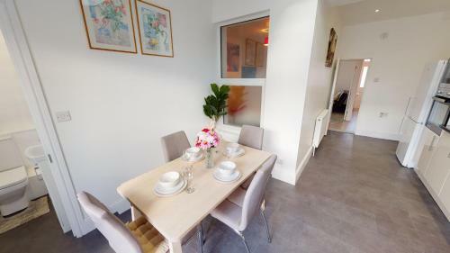 St John's House - 3 Bed Ensuite Rooms
