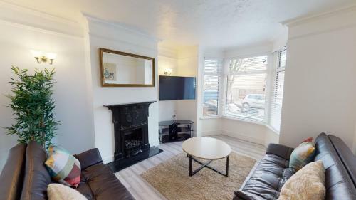 St John's House - 3 Bed Ensuite Rooms
