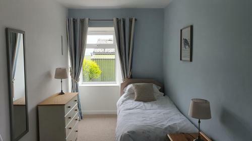 New Cosy Cottage With Sea Views
