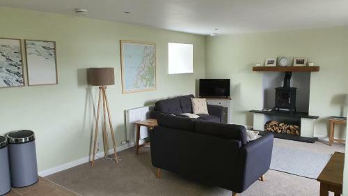 New Cosy Cottage With Sea Views