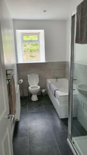 New Cosy Cottage With Sea Views