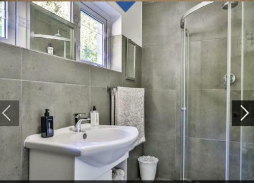 Comfortable 3 Bedroom Holiday Home Near The Beach