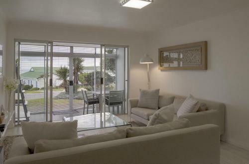 Upmarket 2 Bedroom Apartment In Hermanus