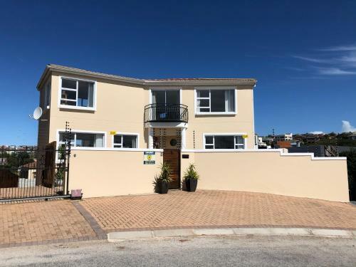 'on Point' Spacious Beach House - Jeffreys Bay