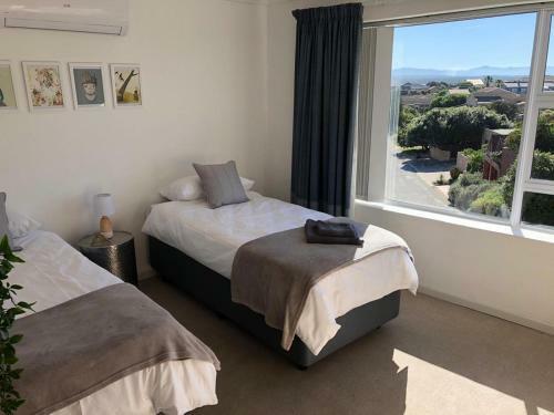 'on Point' Spacious Beach House - Jeffreys Bay