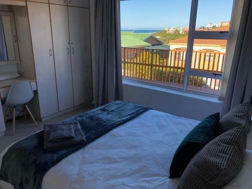 'on Point' Spacious Beach House - Jeffreys Bay