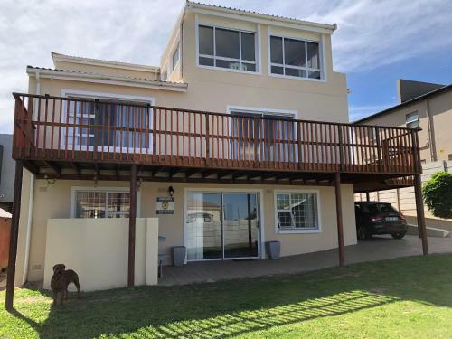 'on Point' Spacious Beach House - Jeffreys Bay