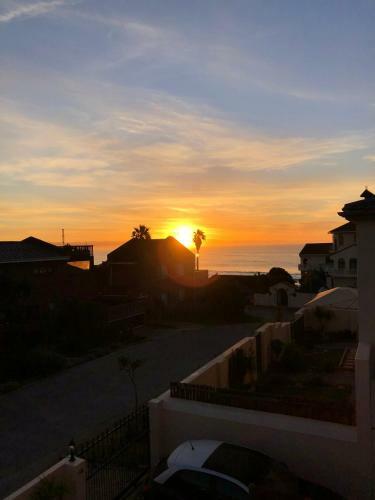 'on Point' Spacious Beach House - Jeffreys Bay