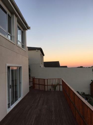 'on Point' Spacious Beach House - Jeffreys Bay