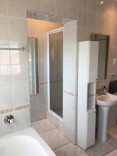 'on Point' Spacious Beach House - Jeffreys Bay