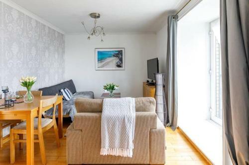 Fresh, Modern West End Apartment Beside Hydro