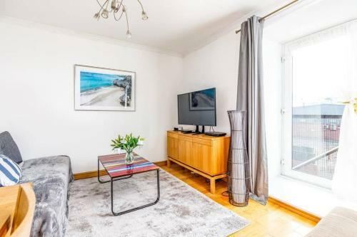 Fresh, Modern West End Apartment Beside Hydro