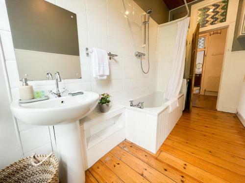 Glasgow West End Apartment - Botanic Gardens