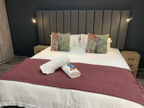 Hostal At The River Guest House