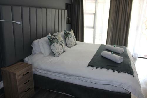 Hostal At The River Guest House