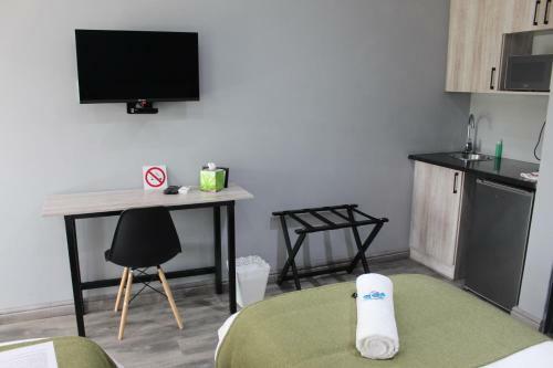 Hostal At The River Guest House