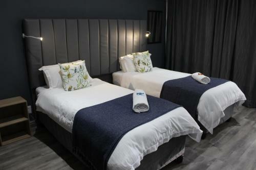 Hostal At The River Guest House