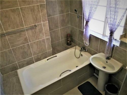 Hostal Edenville Guesthouse