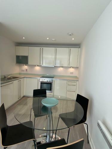 Bright Riverside Apartment 2 Double Bedroom With Balcony