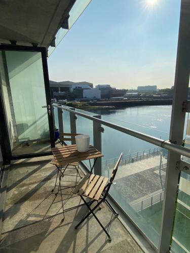 Bright Riverside Apartment 2 Double Bedroom With Balcony