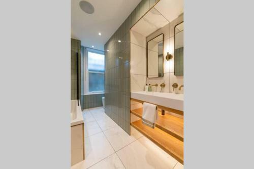 The West End Retreat - Luxurious Apartment - Prime Location