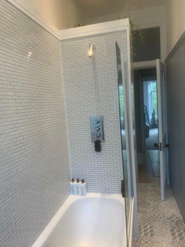 Stunning Glasgow West End Apartment - Facing Botanic Gardens