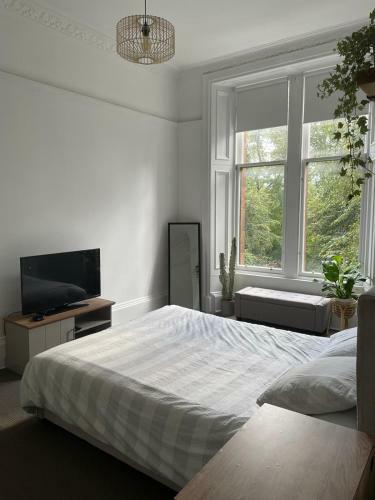 Stunning Glasgow West End Apartment - Facing Botanic Gardens