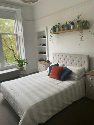 Stunning Glasgow West End Apartment - Facing Botanic Gardens