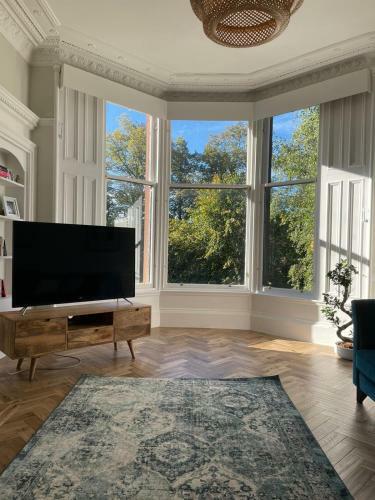 Stunning Glasgow West End Apartment - Facing Botanic Gardens