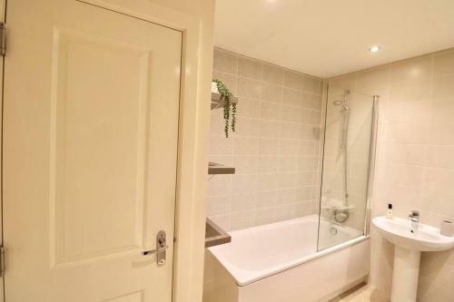 Lovely 2 Bedroom Apartment Overlooking River Clyde