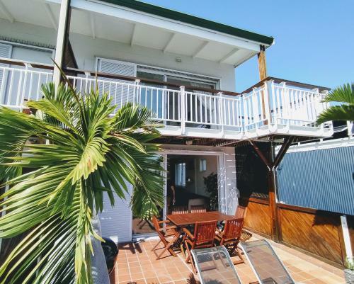 Harold's Waterfront Apartment - Large Patio + Views, Near Restaurants