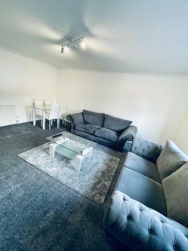 Modern 2 Bedroom Apartment With Free Parking