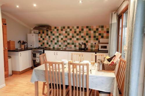 Merlins Cabin - 2 Bedroom Cabin - Blaen Cedi Farm - Penclawdd