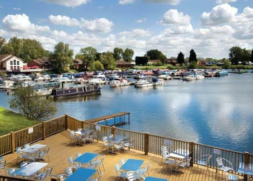 Lovely Static 6 Bed Caravan At Billing Aquadrome