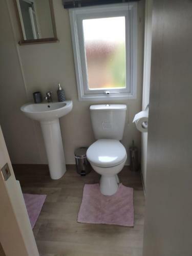 Lovely Static 6 Bed Caravan At Billing Aquadrome
