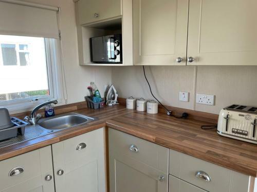 Stunning 3-bed Caravan In Clacton-on-sea